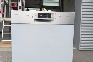 Bosch Spülmaschine SMI68M85EU ausgebaut vor der Garage