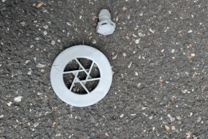 Ausgebauter Gewindebolzen und Verschraubung der Regenerierdosierung